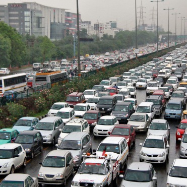 Heavy traffic moves along a busy road as it rains during a power-cut at the toll-gates at Gurgaon on the outskirts of New Delhi July 31, 2012. Grid failure hit India for a second day on Tuesday, cutting power to hundreds of millions of people in the populous northern and eastern states including the capital Delhi and major cities such as Kolkata. REUTERS/Stringer (INDIA - Tags: ENERGY SOCIETY TRANSPORT) - RTR35QBV
